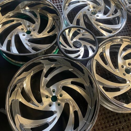 26″ Premium Staggered Forged Wheels – Brushed Center & Mirror-Polished Lips (5×5 Bolt Pattern)